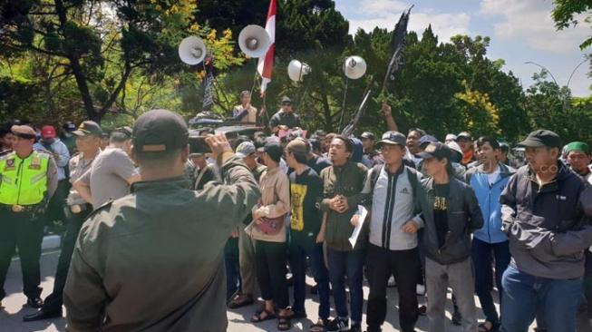 Puluhan Orang Demo Bubarkan Acara Ahmadiyah di Masjid Bandung