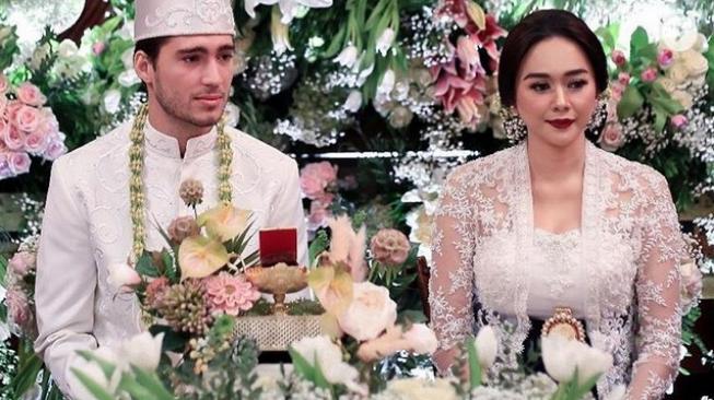 Aura Kasih dan Eryck Amaral saat menjadi pengantin. (Instagram Aura Kasih)