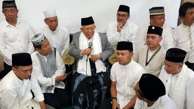 Usai Haul Akbar, Massa Berpakaian Putih Bakar Kaos Jokowi - Maruf di Madura