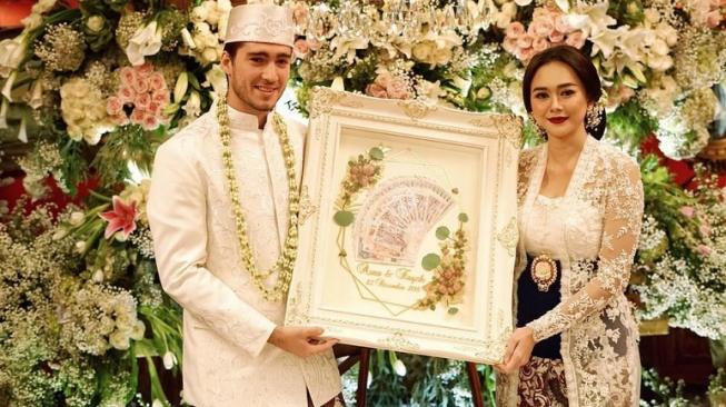 Aura Kasih dan Eryck Amaral sah menjadi suami-istri. (Instagram @riefinka_seserahan)