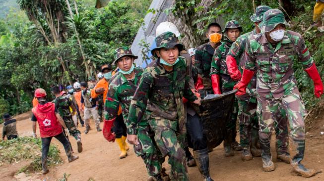 Petugas SAR gabungan bergotong royong mengangkat kantong berisi jenazah yang berhasil ditemukan di Kampung Garehong, Desa Sirnaresmi, Cisolok, Kabupaten Sukabumi, Jawa Barat, Sabtu (5/1). ANTARA FOTO/Nurul Ramadhan