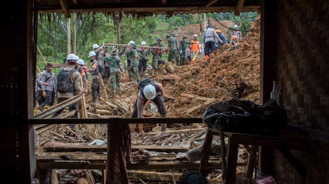 Keluarga Ikhlaskan Jasad Korban Longsor Cisolok Tak Ditemukan