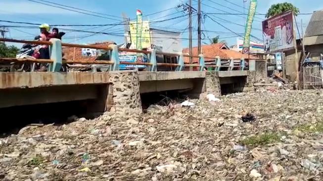 Bak Lautan Sampah, Inilah Wajah Kali Pisang Batu Bekasi