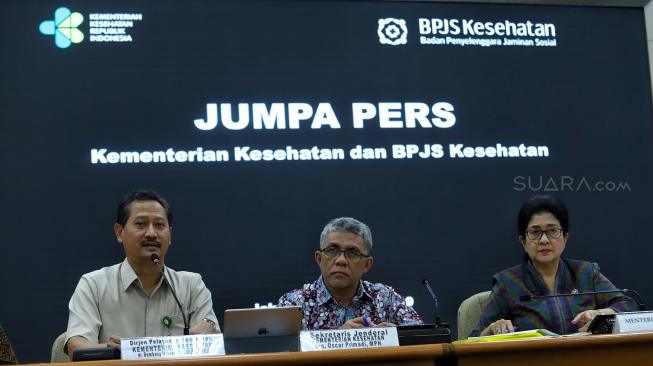 Menteri Kesehatan Nila Moeloek bersama Dirut BPJS Kesehatan Fachmi Idris bersiap menyampaikan keterangan pers di kantor Kementerian Kesehatan, Jakarta, Senin (7/1). [Suara.com/Muhaimin A Untung]