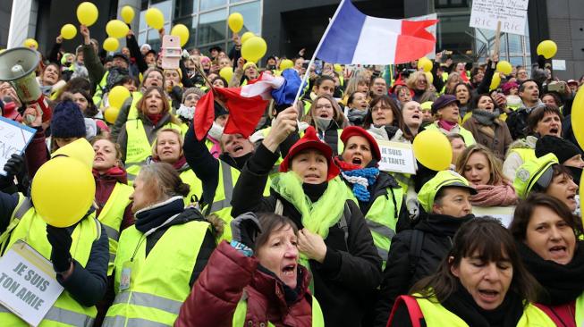 Potret Demonstran Perempuan Rompi Kuning di Prancis