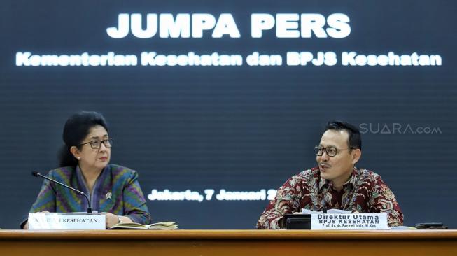 Menteri Kesehatan Nila Moeloek bersama Dirut BPJS Kesehatan Fachmi Idris bersiap menyampaikan keterangan pers di kantor Kementerian Kesehatan, Jakarta, Senin (7/1). [Suara.com/Muhaimin A Untung]