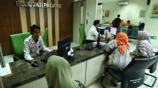 Petugas melayani calon pasien di RSUD Jati Padang, Jakarta, Senin (7/1). [Suara.com/Muhaimin A Untung]