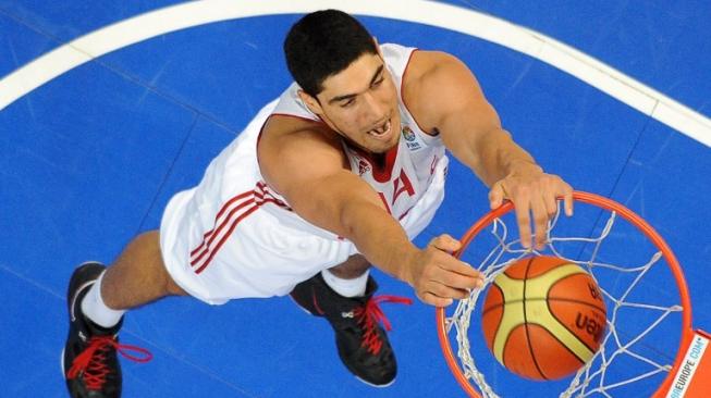 Pebasket NBA dari klub New York Knicks, Enes Kanter (kanan), saat memperkuat Timnas Basket Turki. [AFP/Joe Klamar]