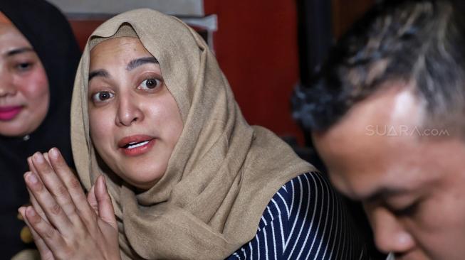 Artis Jane Shalimar dan kuasa hukum Zakir Rasyidin saat jumpa pers perihal kasus prostitusi yang melibatkan Vanesha Angel di kawasan Kalibata, Jakarta, Senin (7/1). [Suara.com/Muhaimin A Untung]