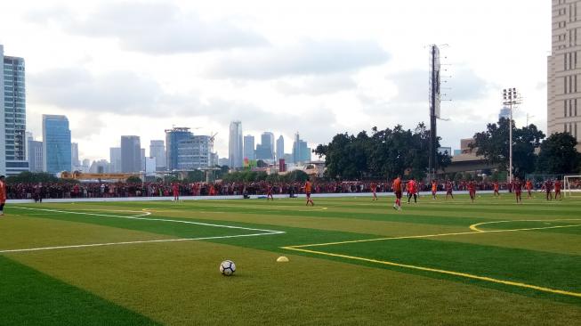 Latihan Perdana Persija di lapangan Aldiron, Pancoran, Jakarta Selatan yang dihadiri oleh ribuan Jakmania. (Suara.com/ Adie Prasetyo) 