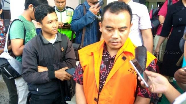 Bupati nonaktif Purbalingga Tasdi seusai menjalani persidangan kasus korupsi. (Suara.com/Adam Lyasa)