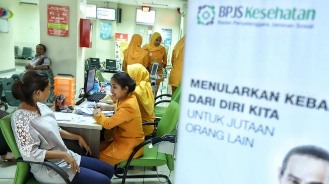 Petugas melayani calon pasien di RSUD Jati Padang, Jakarta, Senin (7/1). [Suara.com/Muhaimin A Untung]