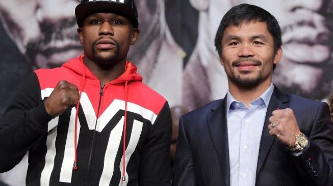 Legenda tinju dunia Floyd Mayweather Jr. (kiri) dan Manny Pacquiao berfoto bersama sebelum duel di MGM Grand Garden Arena, Nevada, AS, 2 Mei 2015. [AFP/John Gurzinski]