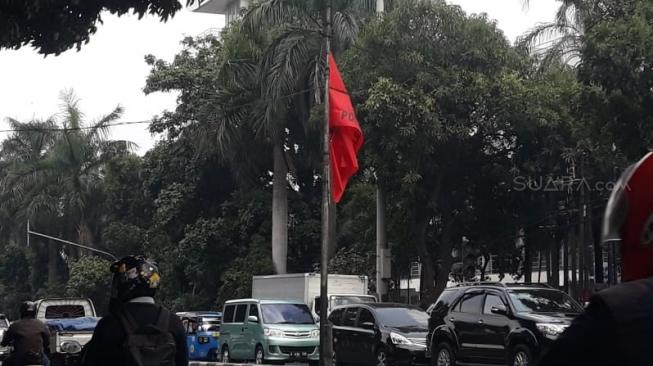 Bendera Banteng Dipasang di Tiang Lampu Jalan, PDIP Klaim Kantongi Izin