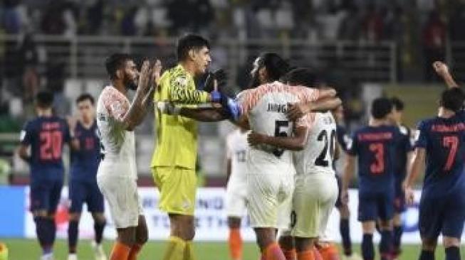 Thailand menelan kekalahan 1-4 atas India di laga perdana Piala Asia 2019. (Khaled Desouki/AFP).