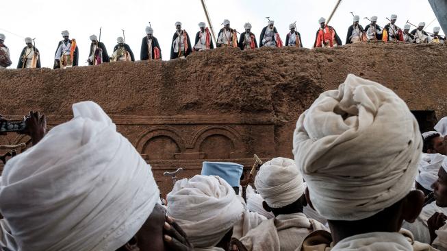 Umat Kristen Ortodoks Ethiopia menghadiri perayaan Natal di Gereja Saint Mary di Lalibela, Ethiopia, Afrika, Senin (7/1). [AFP/EDUARDO SOTERAS]