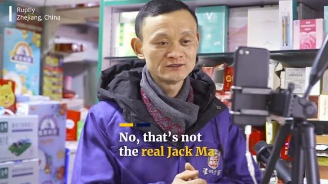 Lelaki yang disebut-sebut mirip Jack Ma di Cina. (Capture by Youtube)