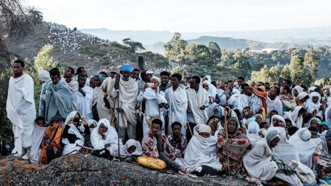 Umat Kristen Ortodoks Ethiopia menghadiri perayaan Natal di Gereja Saint Mary di Lalibela, Ethiopia, Afrika, Senin (7/1). [AFP/EDUARDO SOTERAS]