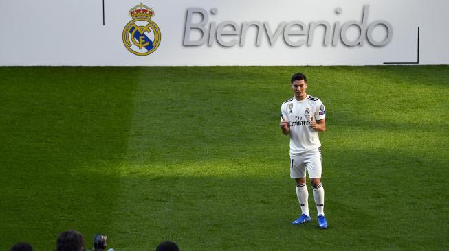 Pemain baru Real Madrid, Brahim Diaz saat diperkenalkan di Stadion Santiago Barnabeu, Madrid, Spanyol, Senin (7/1). [AFP/GABRIEL BOUYS]