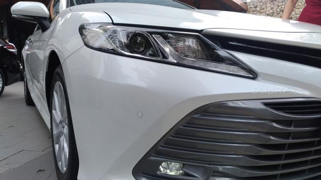 Simak grille dan lampu utama All New Camry 2019 [Suara.com/Manuel Jeghesta Nainggolan].