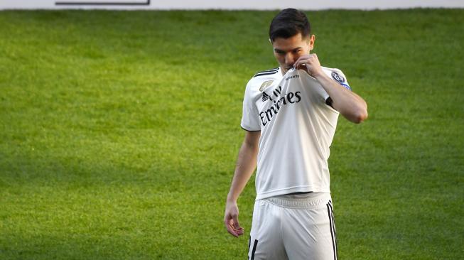 Pemain baru Real Madrid, Brahim Diaz saat diperkenalkan di Stadion Santiago Barnabeu, Madrid, Spanyol, Senin (7/1).[AFP/GABRIEL BOUYS]