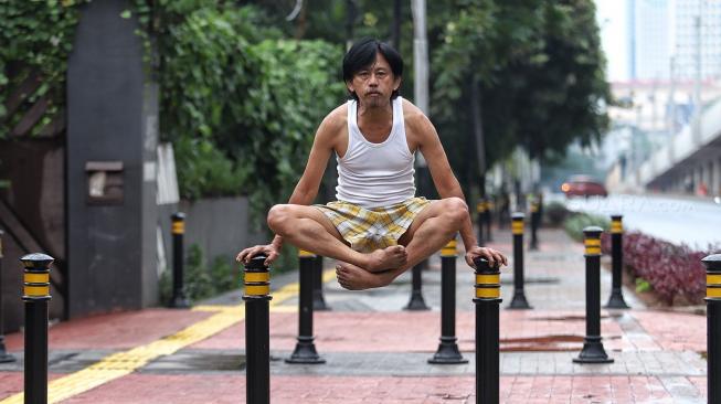 Aktor Epy Kusnandar berpose saat berkunjung di kantor Redaksi Suara.com, Jakarta, Selasa (8/1). [Suara.com/Muhaimin A Untung]