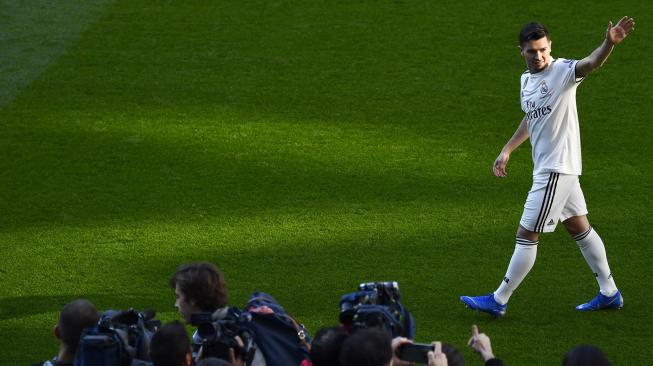 Pemain baru Real Madrid, Brahim Diaz saat diperkenalkan di Stadion Santiago Barnabeu, Madrid, Spanyol, Senin (7/1).[AFP/GABRIEL BOUYS]