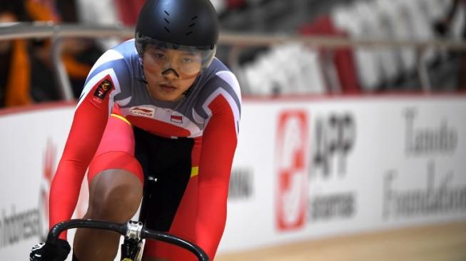 Atlet balap sepeda Indonesia, Crismonita Dwi Putri, saat turun di nomor sprint Asian Games 2018, Kamis (30/8). [AFP/Arief Bagus]