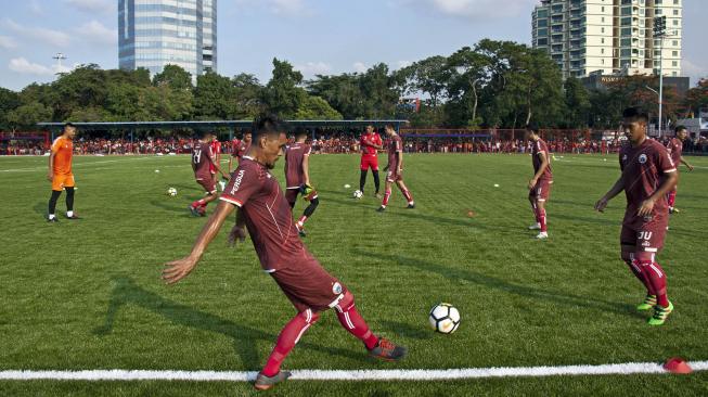 Sejumlah pesepak bola Persija Jakarta mengikuti latihan di Lapangan Wisma Aldiron, Pancoran, Jakarta, Senin (7/1).  [ANTARA FOTO/Galih Pradipta]