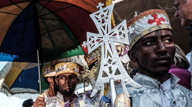 Umat Kristen Ortodoks Ethiopia menghadiri perayaan Natal di Gereja Saint Mary di Lalibela, Ethiopia, Afrika, Senin (7/1). [AFP/EDUARDO SOTERAS]