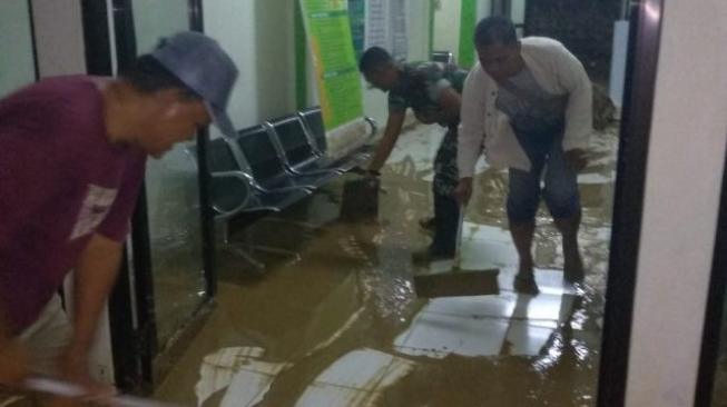 Turap Jebol, Air Bercampur Lumpur Genangi Puskesmas Cihara