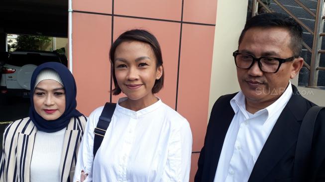 Melanie Putria didampingi kuasa hukum usai menghadiri sidang cerainya dengan Angga Puradiredja di Pengadilan Agama Jakarta Barat,, Selasa (8/1/2019) [Suara.com/Wahyu Tri Laksono]