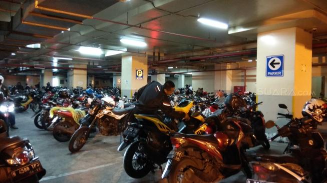 Parkiran di basement gedung DPRD Jakarta. (Suara.com/Chyntia Sami)