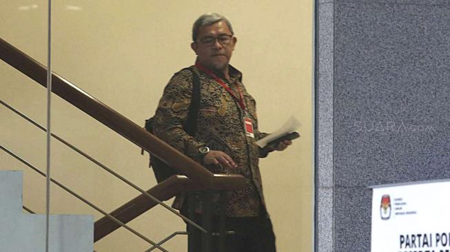 Mantan Gubernur Jawa Barat Ahmad Heryawan bersiap memasuki ruang Pemeriksaan di Gedung KPK, Kuningan, Jakarta Selatan, Rabu (9/1). [Suara.com/Fakhri Hermansyah]
