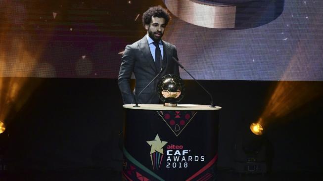 Winger Liverpool, Mohamed Salah saat menerima penghargaan Pemain Terbaik Afrika 2018 di Dakar, Senegal, Afrika, Selasa (8/1). [SEYLLOU/AFP]