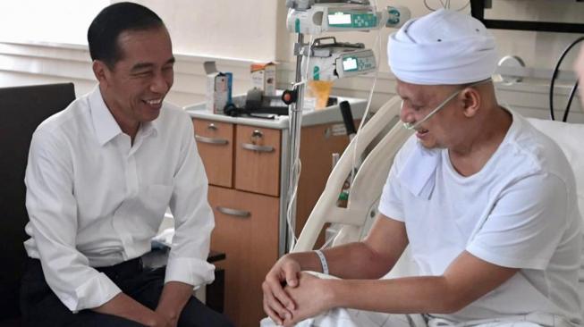 Momen Jokowi Jenguk Ustadz Arifin Ilham