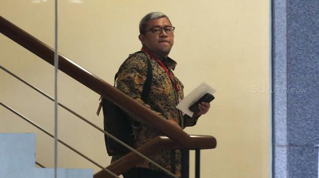 Mantan Gubernur Jawa Barat Ahmad Heryawan bersiap memasuki ruang Pemeriksaan di Gedung KPK, Kuningan, Jakarta Selatan, Rabu (9/1). [Suara.com/Fakhri Hermansyah]
