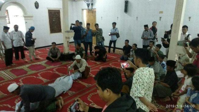 Isu Santet Merebak, Dua Warga Sampang Lakukan Sumpah Pocong