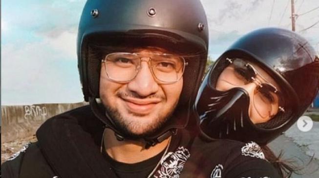 Ammar Zoni dan Irish Bella mesra di atas sepeda motor. (Instagram Ammar Zoni)