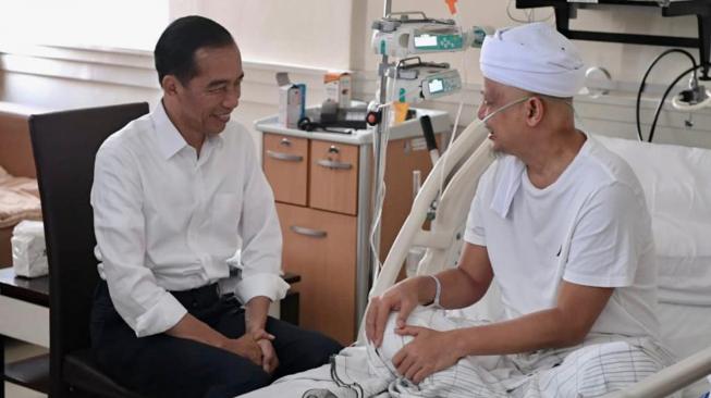 Presiden Joko Widodo menjenguk Ustadz Arifin Ilham di Rumah Sakit Cipto Mangunkusumo, Jakarta Pusat, Rabu (9/1).[Foto: Biro Pers Sekretariat Presiden]
