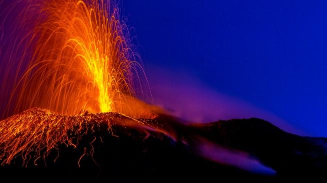 Mengintip Pesona "Lava Pijar Menari" di Gunung Stromboli Italia