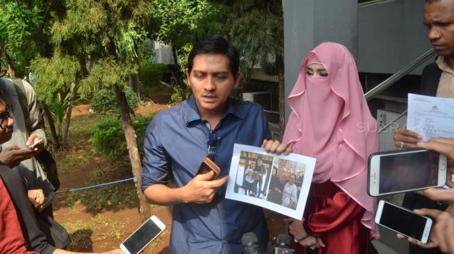 Lucky Hakim bersama mantan istri, Tiara Dewi usai melapor ke polisi terkait kasus penipuan uang sebesar Rp 8,8 miliar. (Sumarni/Suara.com)