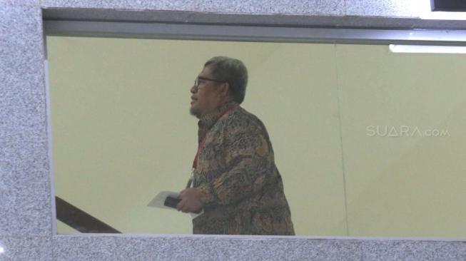 Mantan Gubernur Jawa Barat Ahmad Heryawan bersiap memasuki ruang Pemeriksaan di Gedung KPK, Kuningan, Jakarta Selatan, Rabu (9/1). [Suara.com/Fakhri Hermansyah]
