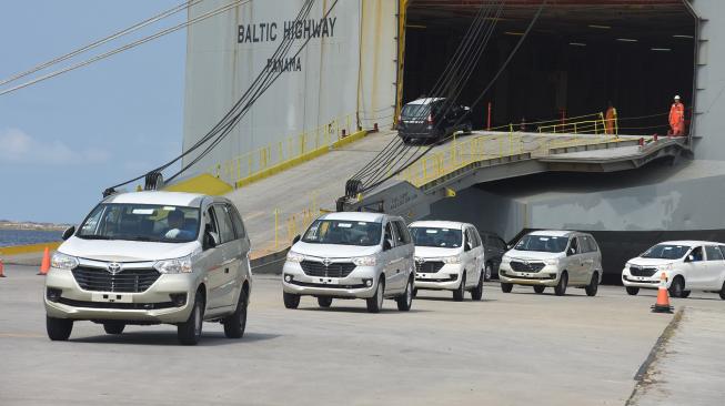 Suasana aktivitas bongkar muat mobil ke dalam kapal di IPC Car Terminal, Cilincing, Jakarta Utara, Rabu (9/1). [ANTARA FOTO/Indrianto Eko Suwarso]