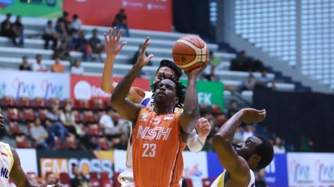 Point guard NSH Jakarta, Deshun Wiggins menjadi aktor dibalik kemenangan timnya 77-63 atas Siliwangi Bogor pada laga pertama seri 4 IBL 2018/2019 di Sritex Arena, Solo, Kamis (10/1/2019). [Dok. IBL]