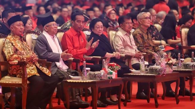 Ketua Umum PDI Perjuangan Megawati Soekarnoputri hadir bersama Presiden RI joko Widodo, Wakil Presiden RI jusuf Kalla, calon Wakil Presiden 01 Ma'ruf Amin saat acara HUT ke 46 dan Rakornas PDI Perjuangan di JIExpo Kemayoran, Jakarta, Kamis (10/1). [Suara.com/Muhaimin A Untung]