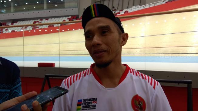 Pelatih Timnas Balap Sepeda Indonesia, Dadang Haris Purnomo, di Jakarta Internasional Velodrome (JIV), Rawamangun, Jakarta Timur, Rabu (9/1/2019). [Suara.com/Arief Apriadi]