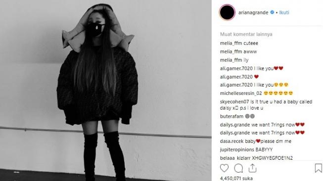 Ariana Grande mengenakan jaketmenggemaskan dari Fendi yang laris manis terjual. [Instagram]