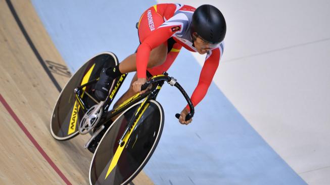 Pebalap sprint Indonesia Crismonita Dwi Putri yang berpasangan dengan Wiji Lestari memacu sepedanya saat berlomba dengan tim Hong Kong dalam final perebutan medali perunggu nomor Women Elite Team Sprint Asian Track Championships 2019 di Jakarta International Velodrome, Rawamangun, Jakarta, Rabu (9/1/2019) malam. [Antara/Sigid Kurniawan]