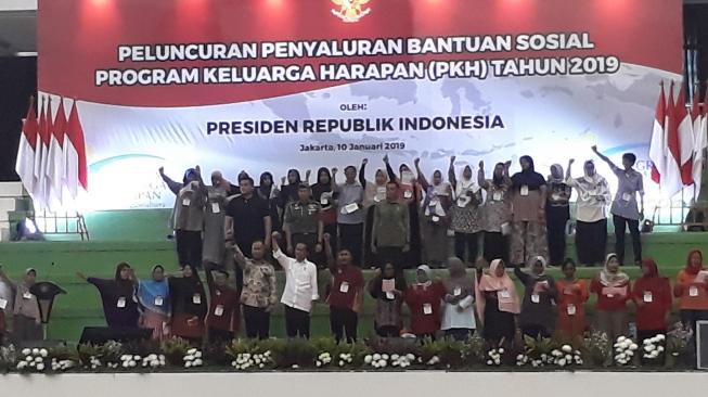 Jokowi ke Penerima Bansos PKH: Penggunaan Uang Hati-hati